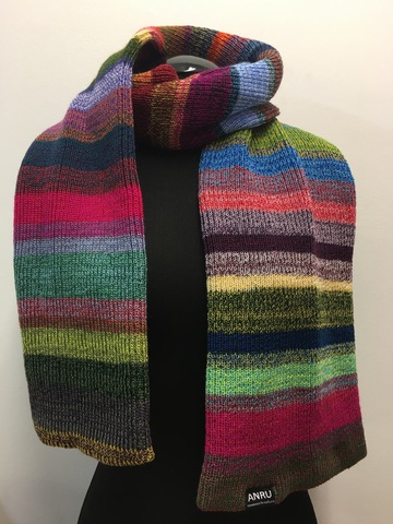Ширина шарфа составляет 24 см, а длина – 155 см, что позволяет его носить различными способами и создавать стильные образы.