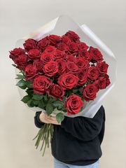 Букет 35 метровых роз красные в пленке