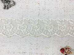 Вышивка на органзе, ш. 4,3 см, сливочный