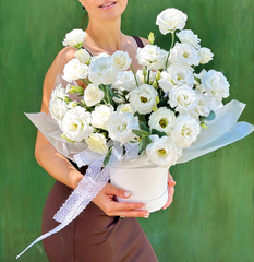 Коробка с белоснежной эустомой