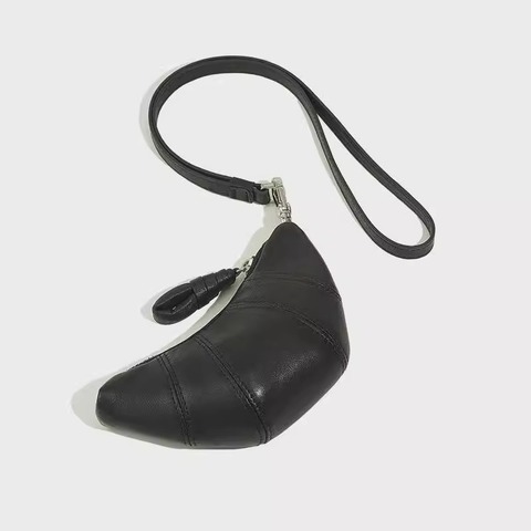 Подвес на сумку круассан черный B-03