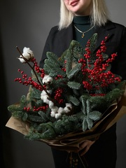 Хвоя в букете «Праздничный хвойник»