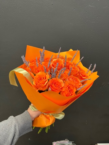 Оранжевые  розы с лавандой