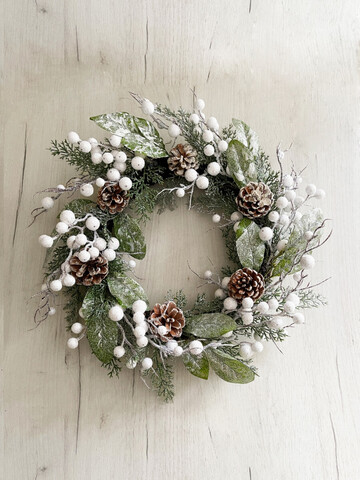 Венок еловый 45см ChristmasDeLuxe с белыми ягодами и шишками заснеженный в блестках