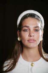 Объемный ободок из белого шелка