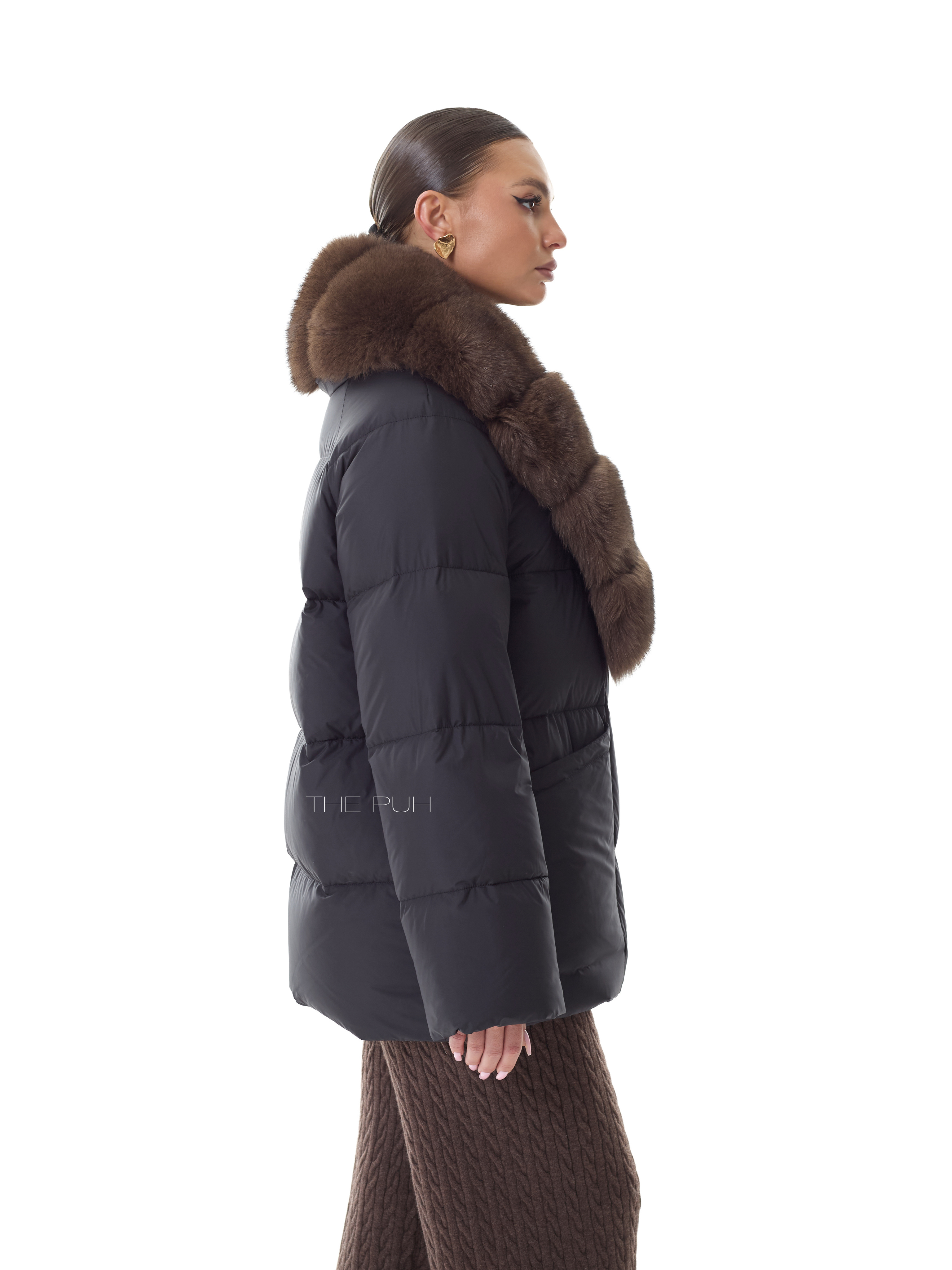 Черный удлиненный пуховик с поясом и меховым воротником