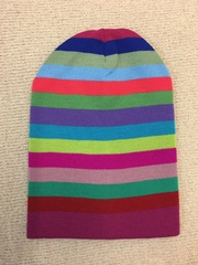 Зимняя двухслойная удлиненная шапочка бини c разноцветными полосками.