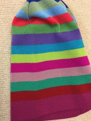 Зимняя двухслойная удлиненная шапочка бини c разноцветными полосками.