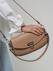 Сумка кожаная на плечо багет бежевая нуга