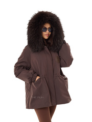 Шоколадная пуховая парка с меховым капюшоном