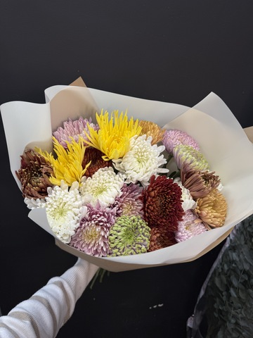 Букет из 21 одноголосой хризантемы в крафтовой упаковке