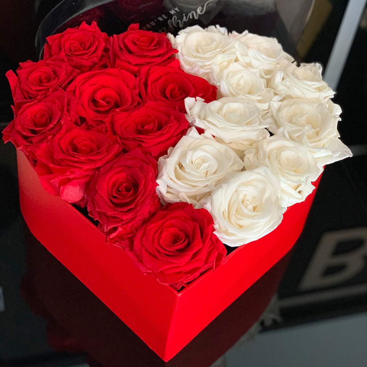 Белые розы в коробке сердце