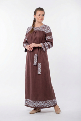 Женское платье в славянском стиле с орнаментом, коричневое