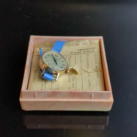Женские механические наручные часы Чайка 17 камней. На рабочем ходу. в фирменном футляре с документом СССР