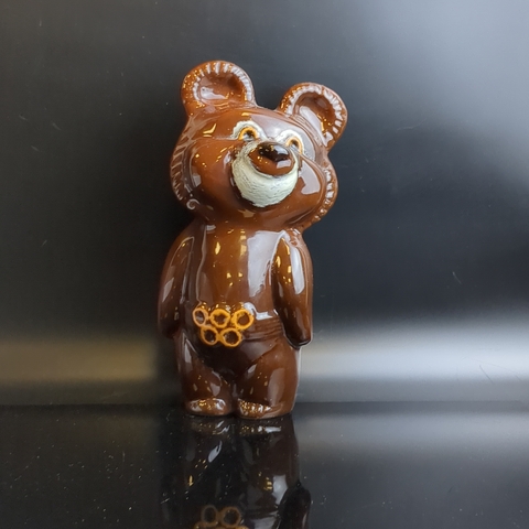 Статуэтка "Олимпийский мишка", фаянс, глазурь, СССР, 1980 г. Высота 22 см