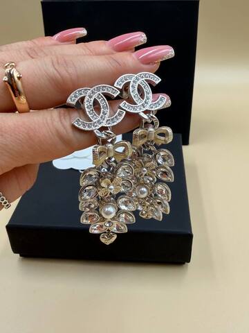 sergi-chanel-dlinnye-s-kristallami