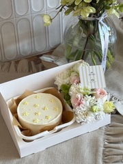 Бенто торт 450 гр Ванильный с клубникой с цветочным оформлением-MARMELAD x TORT FACTORY