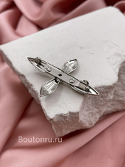 Брошь серебристая в форме цветочка четырехлистника крестика