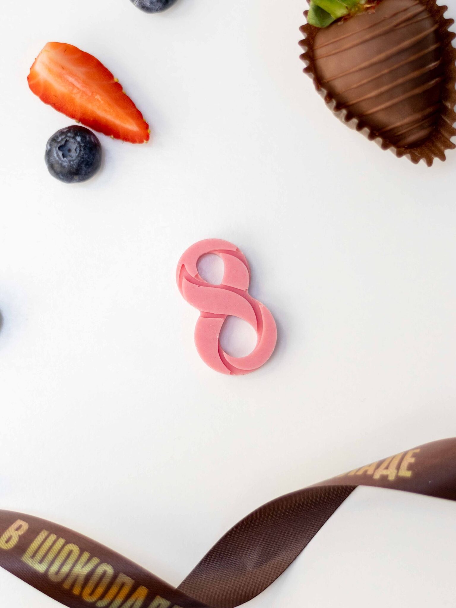 Шоколадная восьмерка (розовый шоколад)