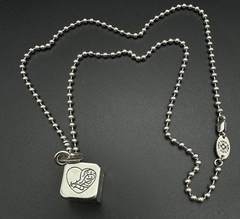 kole-cepochka-s-podveskoj-igralnyj-kubik-v-stilistike-chrome-hearts