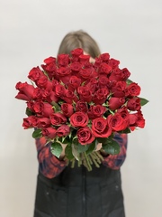 Букет 55 роз Кения 40 см в ленте красные