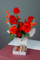 Коробка с розами и клубникой в шоколаде