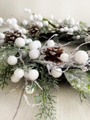 Венок еловый 45см ChristmasDeLuxe с белыми ягодами и шишками заснеженный в блестках