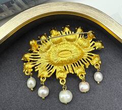 22823-brosh-glaz-s-podveskami-iz-rechnogo-zhemchuga-v-stile-schiaparelli