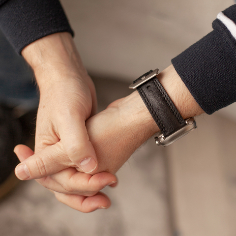 Ремешок для Apple Watch Ultra 49mm из кожи страуса, черного цвета