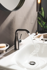 Смеситель для раковины GROHE Essence с донным клапаном, M-Size, темный графит матовый (24173AL1)