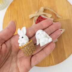 Заяц, зайчик с корзиной, фигурки декоративные, кукольные миниатюры, 3-3,8 см, набор 4 шт микс.