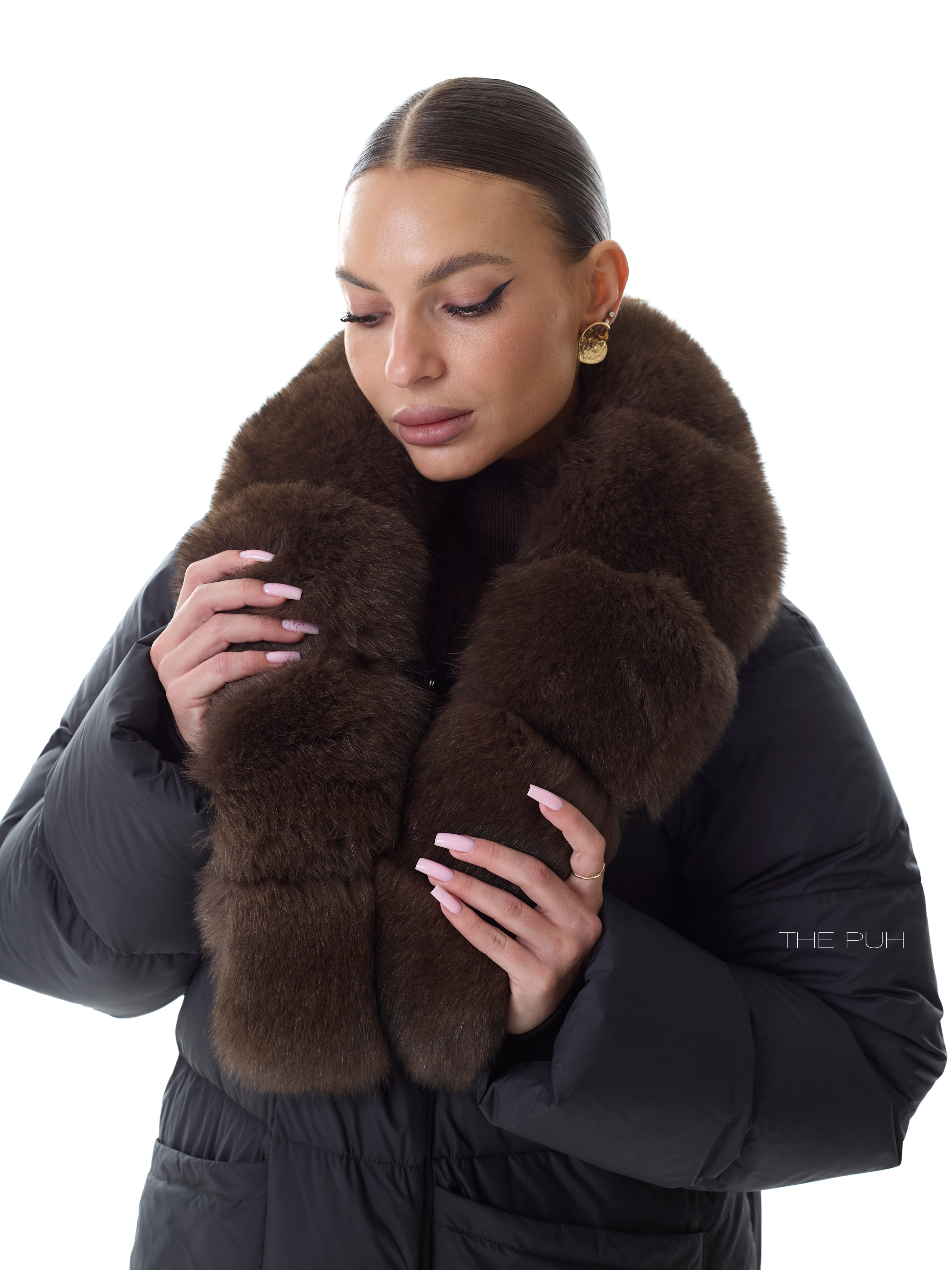 Черный удлиненный пуховик с поясом и меховым воротником