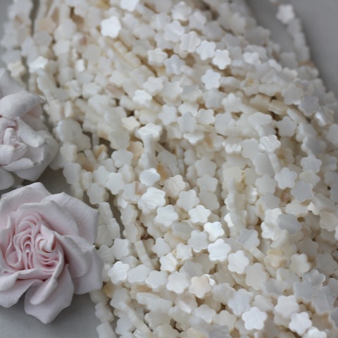 Перламутр натуральный, матовый, в форме цветка 8 мм, 1 нить ПР108