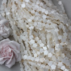 Перламутр натуральный, матовый, в форме цветка 8 мм, 1 нить ПР108