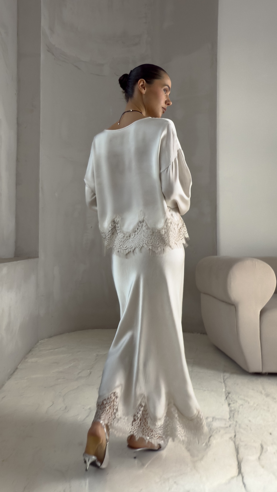 Топ свободного кроя с широким кружевом по краю