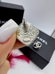 sergi-v-forme-kvadrata-style-by-chanel-chernaya-ehmal