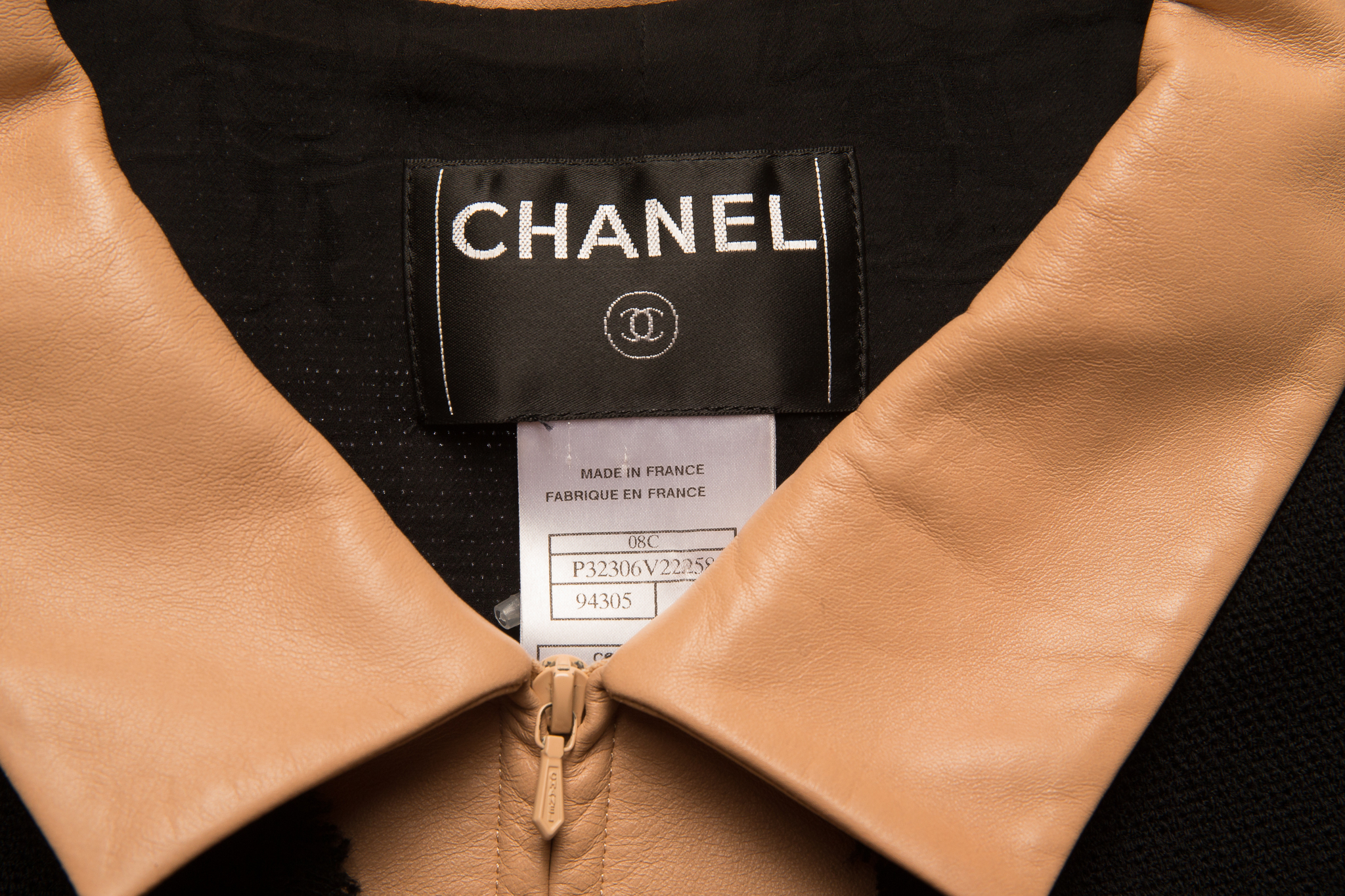 Эффектный жакет из черного твида и бежевой кожи от Chanel, 40 размер.