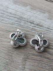 sergi-trendy-iz-serebra-s-temnym-perlamutrom-1-motiv-klever-krupnye-18mm