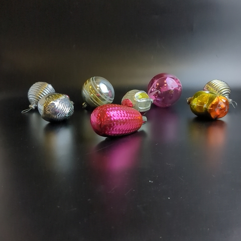 Ёлочные игрушки набор из 8 разных штук, стрекоза, тюльпан и др, стекло, подвесные, винтаж времён СССР 1960-1980 гг. Советские ёлочные игрушки и украшения. Состояние и комплектация на фото, могут присутствовать незначительные неровности и сколы, закрытые металлическим подвесом (под подвесом).