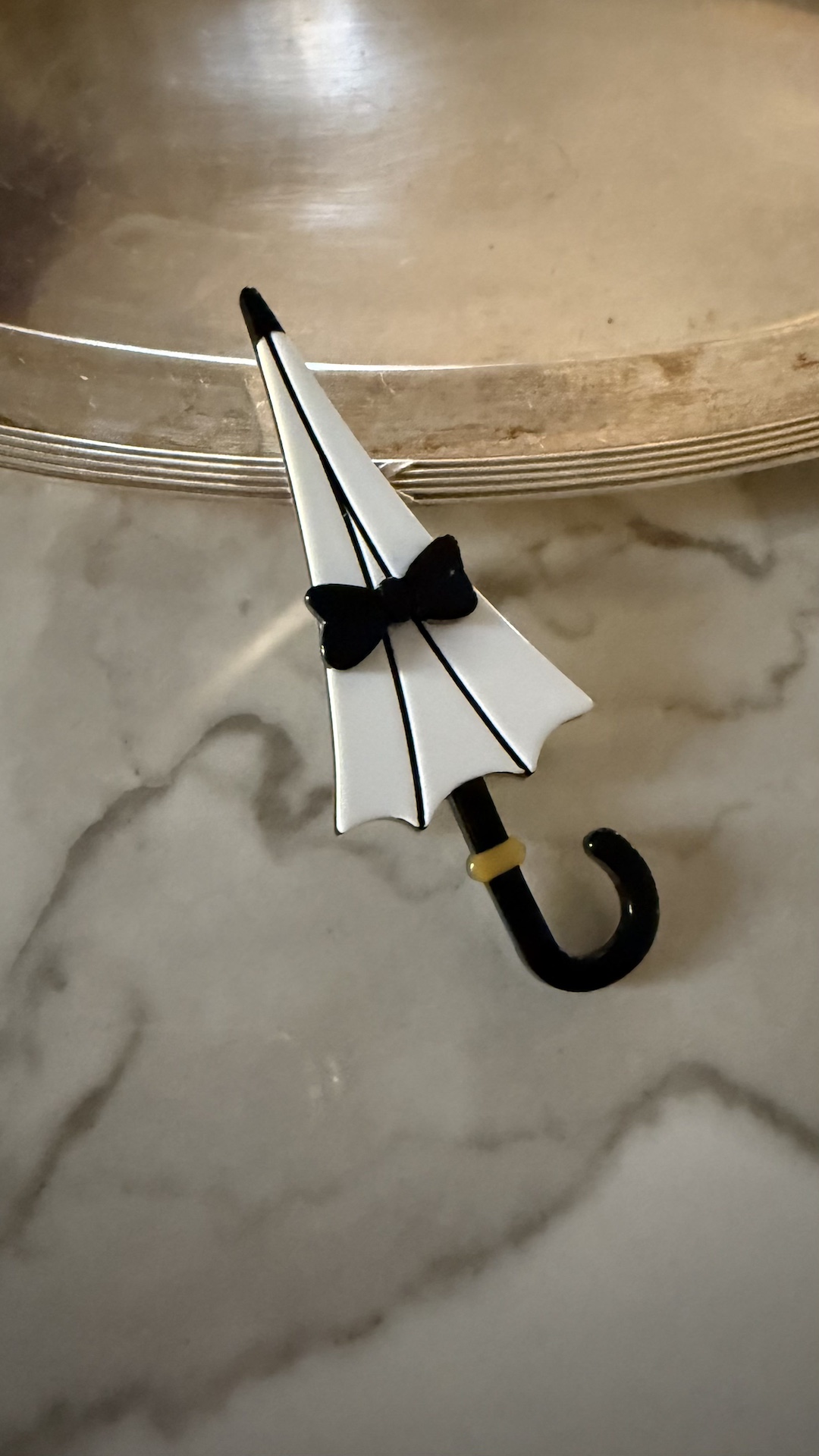 Брошь в виде зонтика