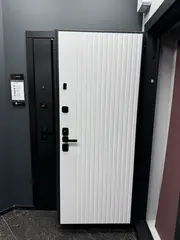 Входная металлическая дверь Лабиринт Классик шагрень черная 29 белый софт рельеф