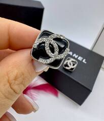 sergi-v-forme-kvadrata-style-by-chanel-chernaya-ehmal