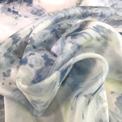 Мерный лоскут 1,7 м шифон с голубым розами акварель  1168