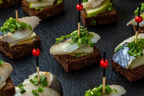 Канапе с сельдью и зеленым яблоком, 20 шт.