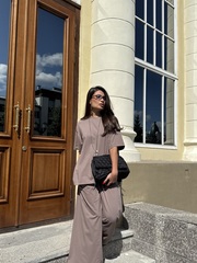 Костюм с обьемной футболкой в цвете мокко