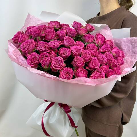 Букет из 15 ярких кустовых пионовидных роз в упаковке