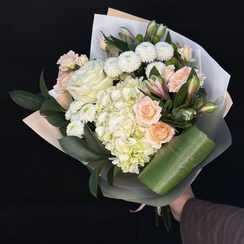 Букет из гортензии, микса роз и хризантем сантини