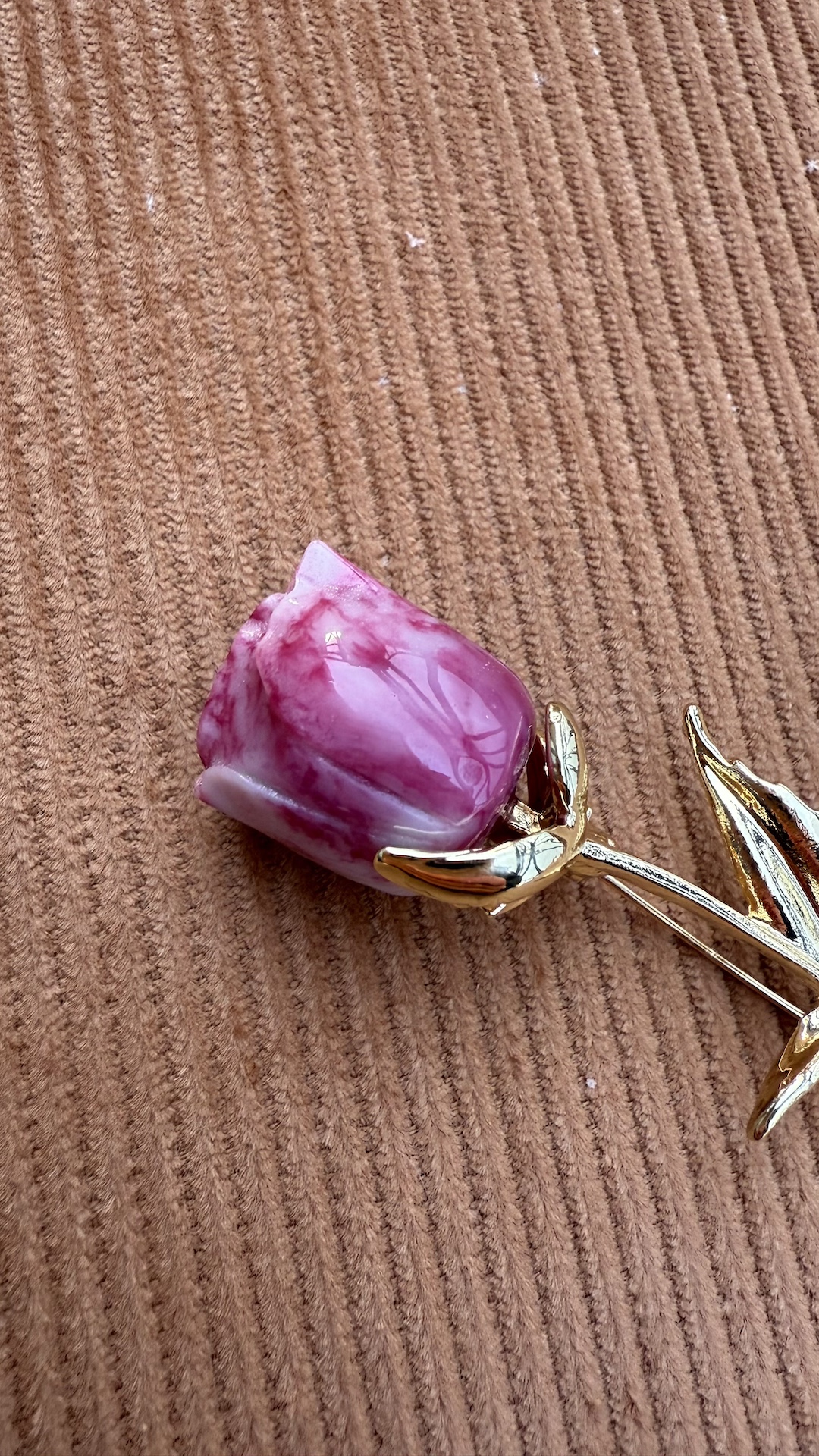 Брошь в виде розовой розы