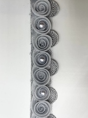 Тесьма кружевная с декором из органзы и бусин , цвет: серый  , 23 мм