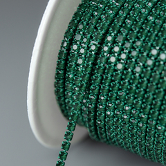 Матовая стразовая цепь, 2мм, темно-зеленый кристалл в темно-зеленых цапах